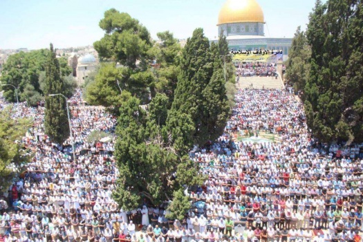 بالصور : أكثر من 280 ألفاً أدوا الجمعة الأخيرة برحاب المسجد الأقصى