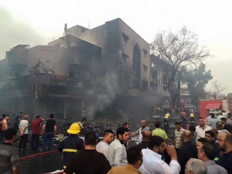 العراق:عشرات القتلى والجرحى في تفجير استهدف متسوقين للعيد !