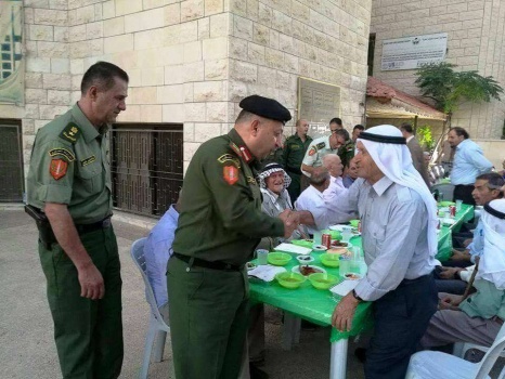 "الارتباط العسكري" يقيم مأدبة إفطار لنزلاء بيت الأجداد والمسنين في جنين(صور)
