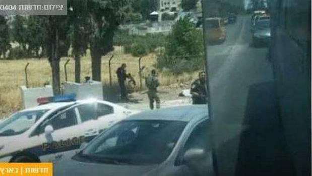 بالصور:إصابة شاب بجروح خطيرة وجنديين بعملية طعن بالخليل