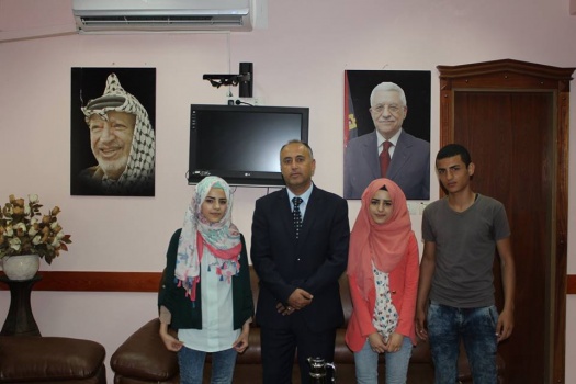 نائب محافظ جنين يستقبل ثلاثة أشقاء توأم حاصلين على شهادة الثانوية العامة