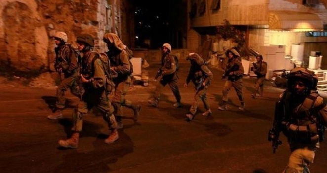 إصابات بمواجهات في مخيم قلنديا والاحتلال يهدم بيتي شهيدين