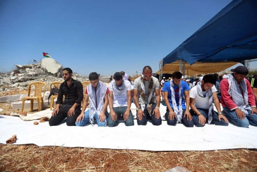 بالصور..مئات المواطنين يؤدون الصلاة على أنقاض منازلهم المدمرة في قلنديا