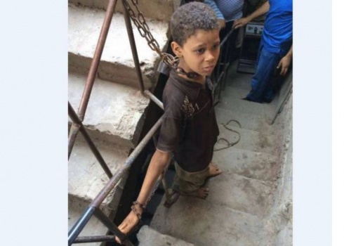 صور| ربط ابنه كالدواب بسلاسل حديدية لأكثر من شهر والسبب لايصدق.!!