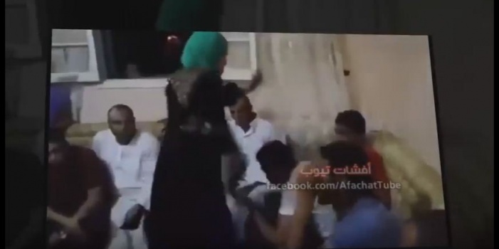 بالفيديو|فتاة تؤدب 3 شبان بـ"الشبشب" بسبب تشويه سمعتها على "فيس بوك"!