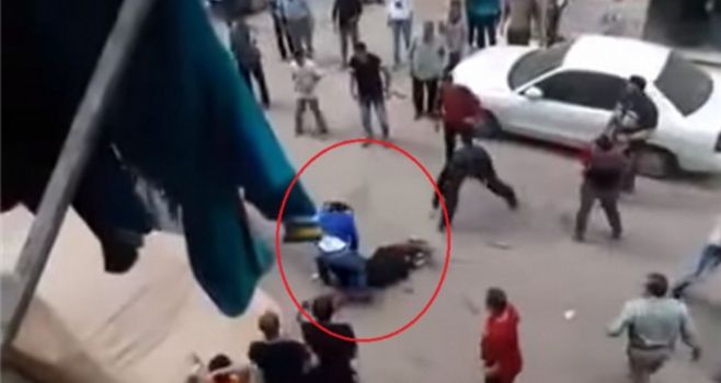فيديو مروع - شاهد كيف حاول قطع رأس زوجته في الشارع!