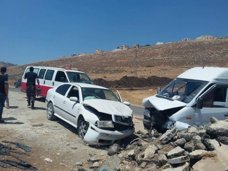 أصابتين بحادث سير جنوب جنين