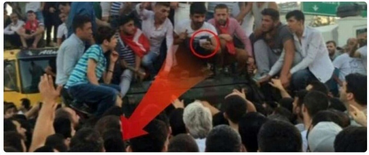 أغرب جملة كتبها أحد الجنود الإنقلابيين على ورقة أثناء حصاره في المدرعة!