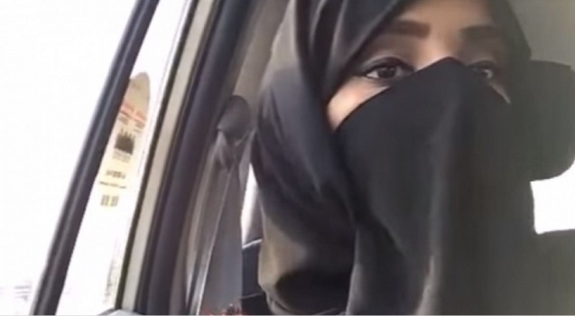 فيديو | فتاة خليجية تنزع نقابها أمام متابعيها و تهاجمهم بسبب النقاب!