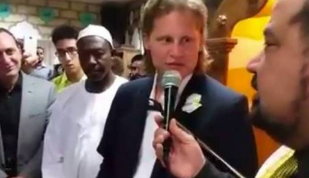فيديو..صحفي ألماني يشهر إسلامه متأثرًا بحرب غزة