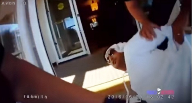 بالفيديو.. الشرطة الأمريكية تعتقل رجل اعمال إماراتي بسبب لباسه!