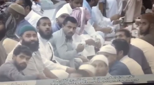 فيديو| شاهد ردة فعل المصلين في المسجد النبوي أثناء حدوث الإنفجار الانتحاري!