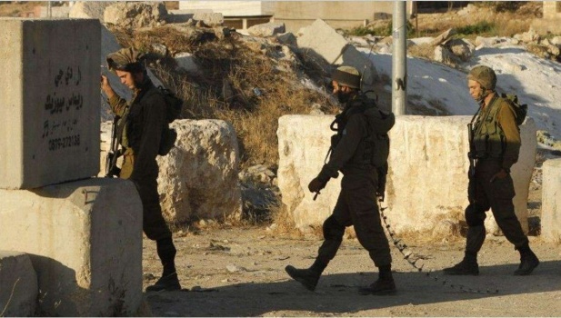 السجن الفعلي لمدة شهر لثلاثة جنود صهاينة استقلوا "تكسي فلسطيني"