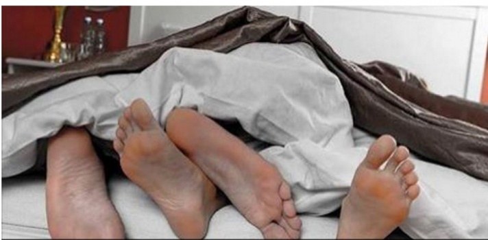 شاهدوا اين اختبأ هذا العشيق من زوج عشيقته!