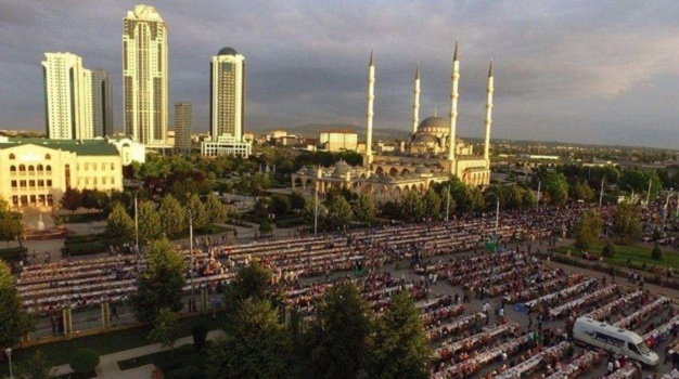 بالفيديو من العاصمة الشيشانية غروزني.. أكبر إفطار جماعي في تاريخ روسيا