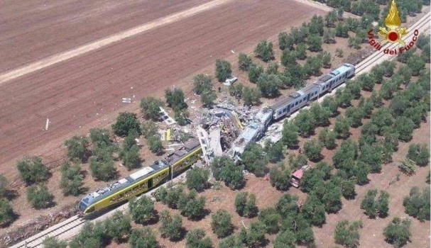 بالصور|قتلى وجرحى في تصادم قطارين جنوب إيطاليا