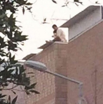 الكويت..مدمن يحاول إلقاء رضيعة من سطح المنزل