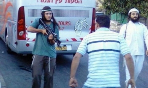 مستوطنان يعتديان على فلسطيني ويصيبانه بجروح