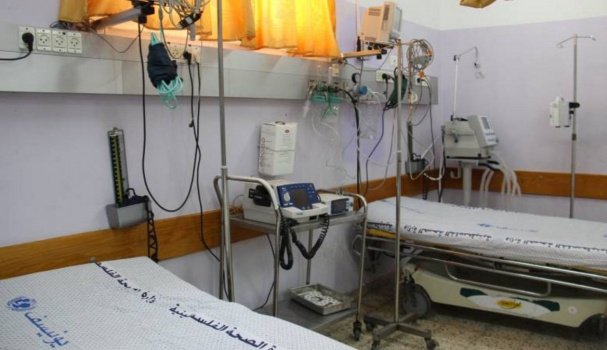 مواطنون غاضبون يحطمون اجهزة غرفة العناية المركزة باحد مشافي غزة