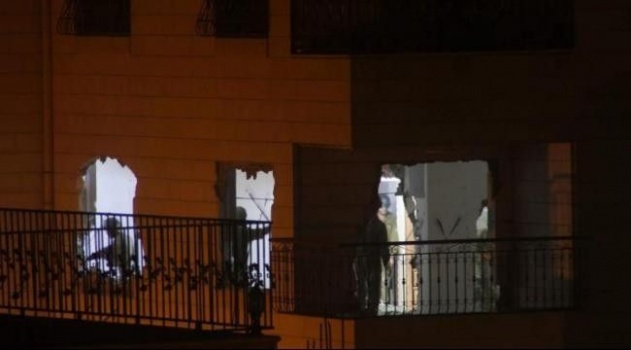 قوات كبيرة من جيش الاحتلال تداهم بلدة يطا وتشرع بهدم منزلين