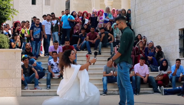 حدث في فلسطين .. فتاة تطلب يد شاب امام الناس في بيرزيت !!