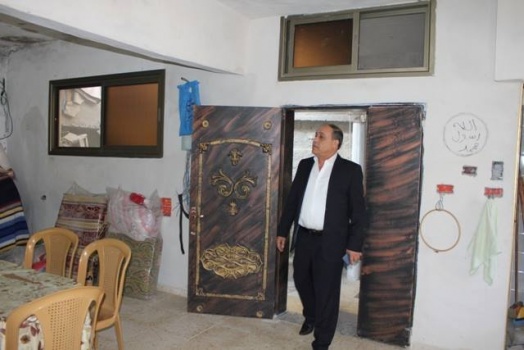 محافظ جنين يسلم منزلا لعائلة من مخيم جنين بعد إعادة ترميمه