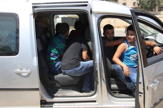 الشرطه تضبط مركبة بحمولة زائدة بلغت 12 شخص في رام الله