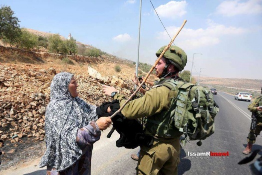 إصابات بمواجهات مع الاحتلال بـ"قصرة" في نابلس..وحاجة فلسطينية تتصدى بعصا !