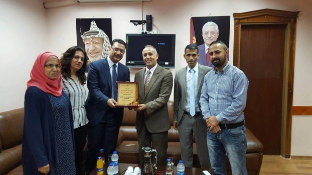 نائب محافظ جنين يكرم الإعلامي اليمني رائد عابد