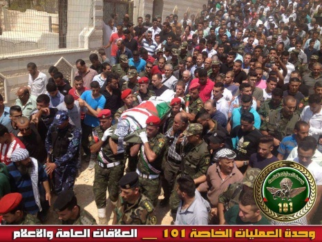 وسط اجواء من الحزن..بالصور :الخليل تودع شهيد الواجب الوطني محمود الطرايرة