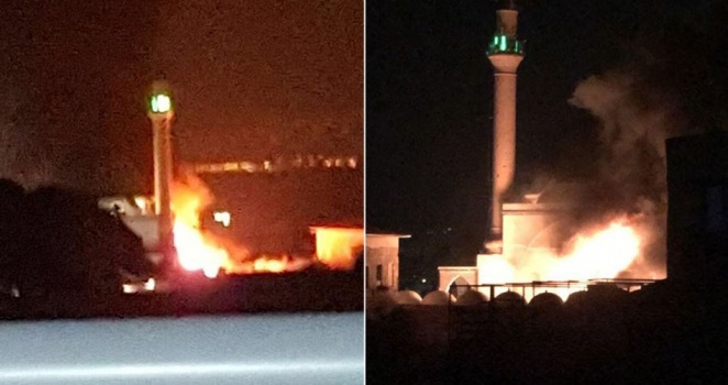 بالصور..اندلاع حريق كبير بمسجد الجزار في عكا