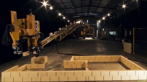 شاهد بالفيديو: روبوت يبني منزلاً بأكمله في يومين فقط