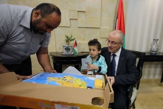 الحمد الله يستقبل الطفل دوابشة ويطلع على وضعه الصحي