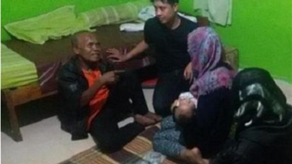 عجوز يعود لمنزله بعد عام من دفنه!