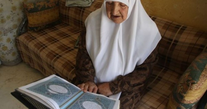 الحاجة نعيمة.. رحلة "الثمانينية" مع القرآن في جبال الخليل