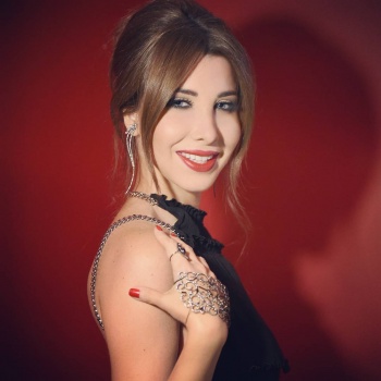حذاء نانسي يعرضها لسخرية عارمة! – بالصور