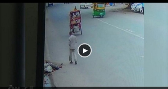 سائق يصدم شخصا ويتوقف لإلقاء نظرة قبل الهرب.. ثم آخر يسرق هاتف الضحية