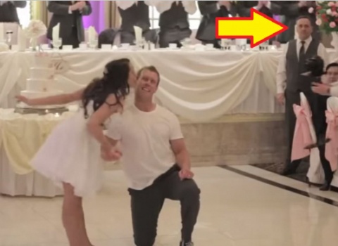 فيديو| شاهد إبنته ترقص في حفل زفاف فتصرف بطريقة غريبة!