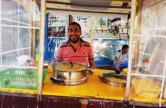 شاهد بالفيديو: خريج جامعي يبيع الذرة على عربة في الشارع