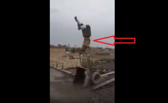 عامل بناء يطير في الهواء أثناء صب الخرسانة