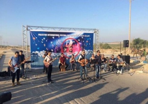 بالفيديو| حفلة فلسطينية قرب معبر بيت حانون