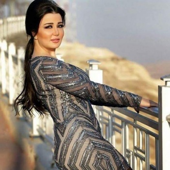 بعد طلاقها وزواجها السري صورة لنجمة سورية مع شاب تثير جدلاً!