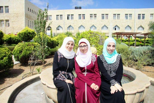 جامعة القدس تقدم منحة كاملة لتوائم ثلاثة متفوقات