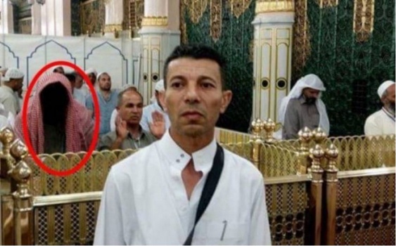 مصري يلتقط هذه الصورة في الحرم النبوي ويقسم بالله أنها حقيقية