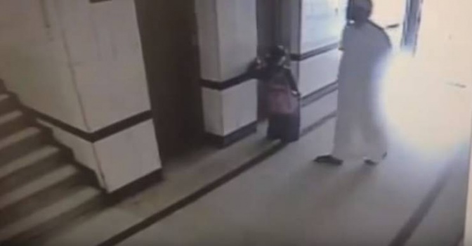 فيديو| بلا رحمة .. شاب يتحرش بطفلة صغيرة أمام مصعد ..!