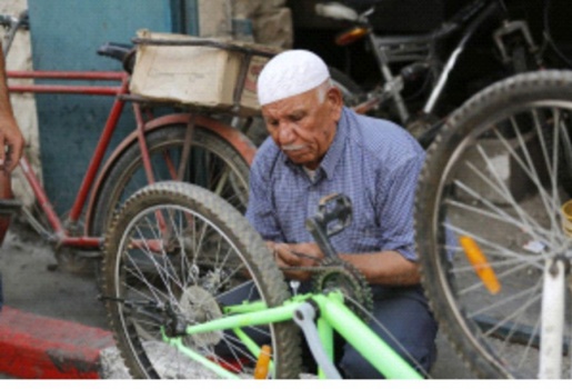 الحاج أبو ناصر.. 60 عاما في تصليح الدراجات الهوائية