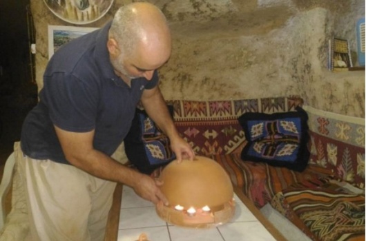 تمنحك الدفء والعطر والقهوة معاً.. تركي يصنع مدفأة فريدة من نوعها