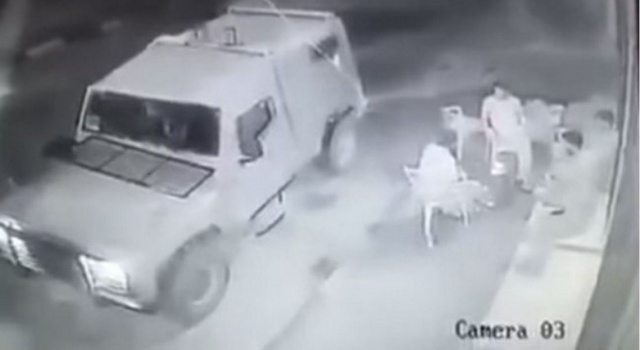 فيديو..جنود الاحتلال يلقون قنبلة وسط شبان برام الله دون سبب