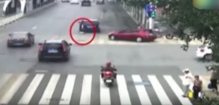 في حادثٍ مروّع .. أم تقتل ابنتها دهساً!