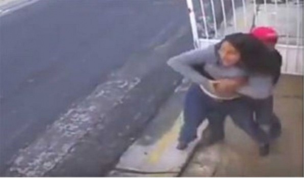 شاهد بالفيديو .. لحظة اختطاف فتاة من أمام منزلها .. الحذر الحذر